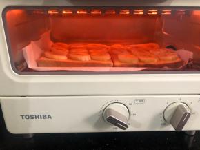 东芝小烤箱180度预热5分钟后，把烤盘摆入180度烤15分钟。