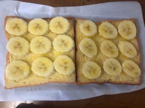 香蕉片上刷隔热水融化的黄油。