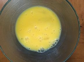 鸡蛋打散。