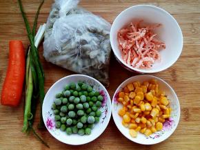 今天要用的食材。鳞虾、蔬菜洗净。