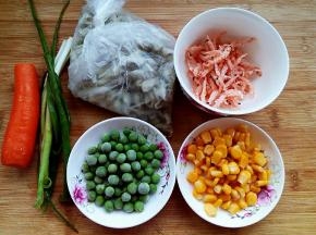 今天要用的食材。鳞虾、蔬菜洗净。