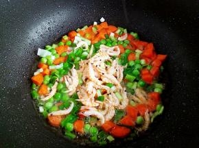 起锅热油，放入所有配菜翻炒。