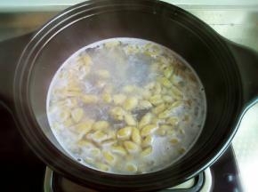 砂锅烧水，水开下入麻食煮熟。