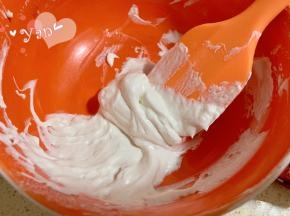 低筋粉筛入蛋白中，翻拌均匀。