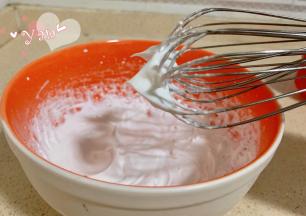 蛋白分三次加入细砂糖，打至干性发泡。