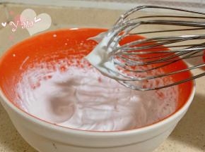 蛋白分三次加入细砂糖，打至干性发泡。