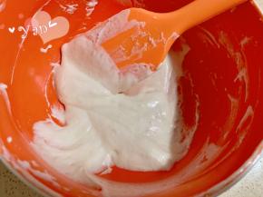 倒入融化的黄油，翻拌均匀。