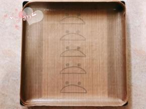 把预先画好的龙猫图案放在烤盘上，铺上油布。