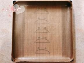 把预先画好的龙猫图案放在烤盘上，铺上油布。