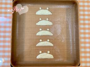 用面糊挤出图案，放入预热好的烤箱，165度烤3分钟。