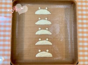 用面糊挤出图案，放入预热好的烤箱，165度烤3分钟。