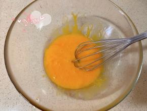 蛋黄+玉米油搅匀。