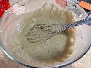 筛入低粉翻拌均匀。