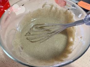 筛入低粉翻拌均匀。