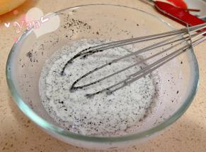 牛奶+黑芝麻酱搅拌均匀。