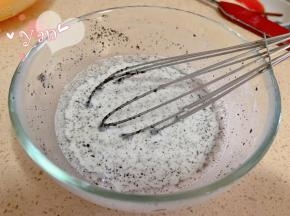 牛奶+黑芝麻酱搅拌均匀。