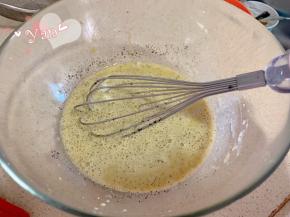 倒入蛋黄液里，划“之”字拌匀。