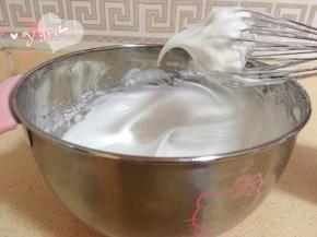 蛋清+糖打发至提起打蛋头有长弯钩即可。