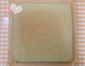 放入预热好的烤箱，上下火，中层，165度烤25分钟。出炉立即提着油布移到晾网上。