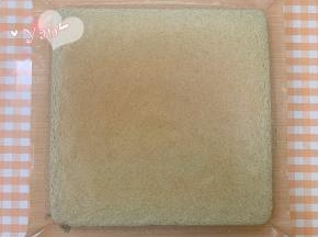 放入预热好的烤箱，上下火，中层，165度烤25分钟。出炉立即提着油布移到晾网上。