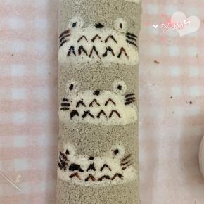 用巧克力酱挤出表情，或用小毛笔蘸上棕色或黑色色素描绘龙猫的表情即可。