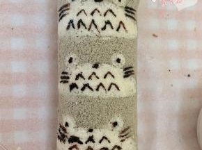 用巧克力酱挤出表情，或用小毛笔蘸上棕色或黑色色素描绘龙猫的表情即可。