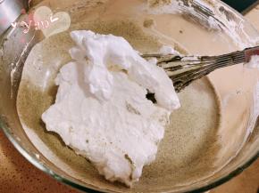 舀一大勺蛋白到蛋黄糊里，翻拌均匀。