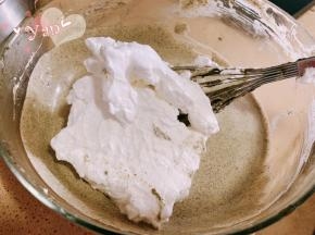 舀一大勺蛋白到蛋黄糊里，翻拌均匀。