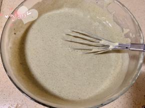 分两次倒入剩余的蛋白，翻拌均匀。