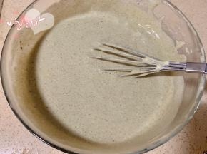 分两次倒入剩余的蛋白，翻拌均匀。