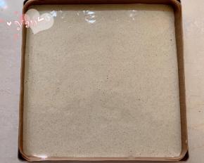 将蛋糕面糊倒入烤盘里。