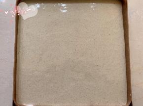 将蛋糕面糊倒入烤盘里。