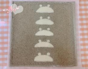 晾凉翻面，揭去油布，毛巾面出来。