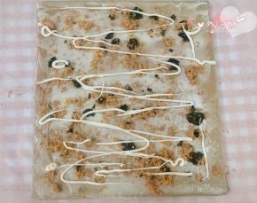 烫面朝上，两边斜切一刀，抹上沙拉酱，撒上肉松，最后挤上沙拉酱。