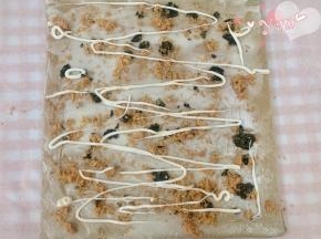 烫面朝上，两边斜切一刀，抹上沙拉酱，撒上肉松，最后挤上沙拉酱。