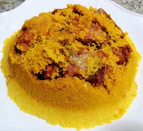 蒸好的小米排骨取走容器满屋飘香