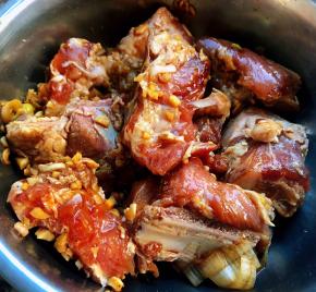 调味料拌匀均匀的裹在排骨上盖上保鲜膜放入冰箱冷藏煨制六小时入味