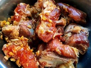 调味料拌匀均匀的裹在排骨上盖上保鲜膜放入冰箱冷藏煨制六小时入味
