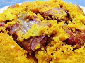 小米蒸排骨营养丰富适合老人孩子吃对身体有益处