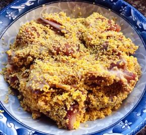 排骨依次裹上小米放入容器中