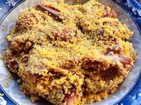 排骨依次裹上小米放入容器中