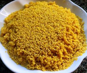 浸泡好的小米颗粒非常饱满沥干水份备用