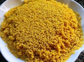 浸泡好的小米颗粒非常饱满沥干水份备用