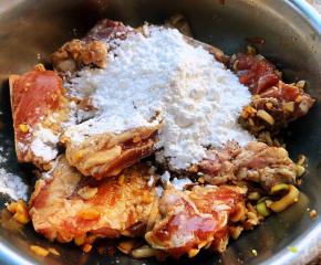 取出煨制入味的排骨放入淀粉