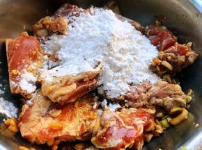 取出煨制入味的排骨放入淀粉