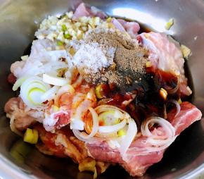 排骨在清水中浸泡一小时去掉血水和杂质洗净沥干水份放入一品鲜酱油、蚝油、料酒、糖、黑胡椒粉、葱、姜