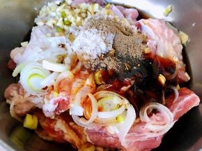 排骨在清水中浸泡一小时去掉血水和杂质洗净沥干水份放入一品鲜酱油、蚝油、料酒、糖、黑胡椒粉、葱、姜