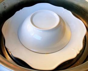 装有小米排骨的容器倒扣在盘子上放入蒸锅大火蒸四十五分钟