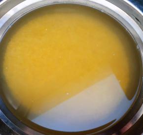 小米洗净在水中浸泡六小时