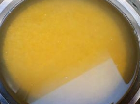 小米洗净在水中浸泡六小时